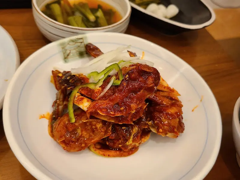 다채로운 해산물이 가득한 상차림