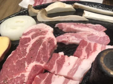 지리산 자락 함양에서 맛보는 솥뚜껑 흑돼지 삼겹살, 여행의 행복을 더하는 맛집