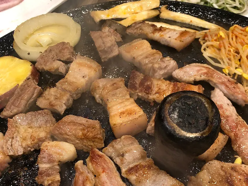 노릇하게 구워진 흑돼지 삼겹살