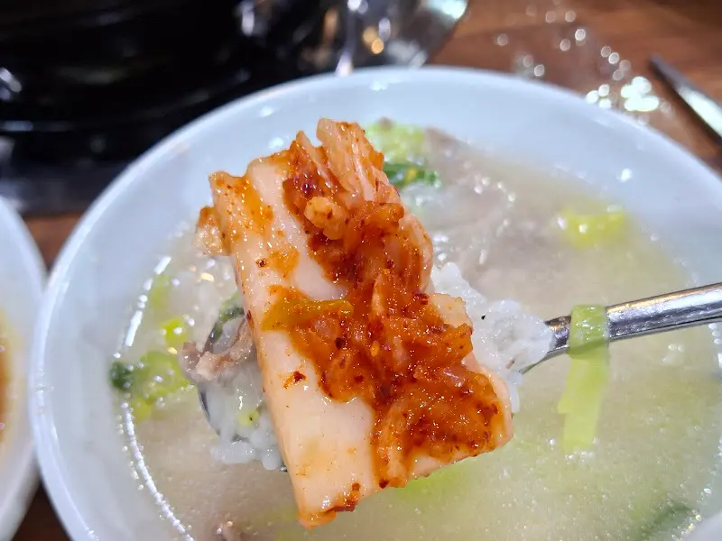 도가니탕에 밥과 김치를 함께