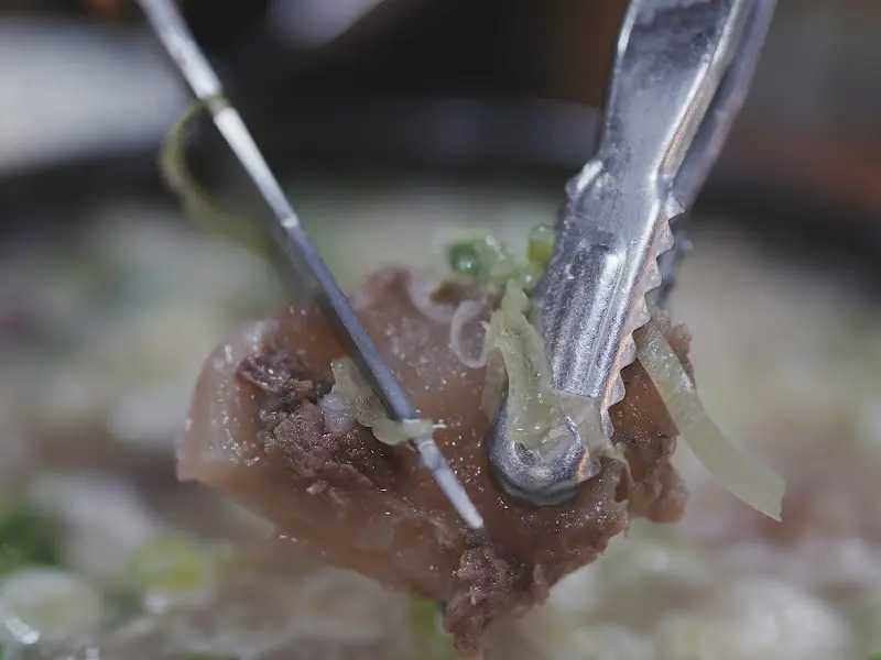 집게로 도가니를 자르는 모습