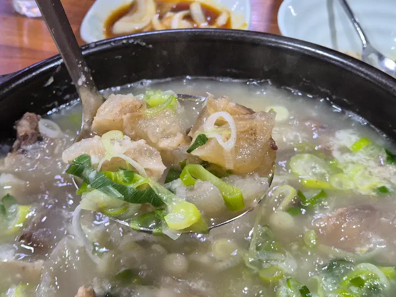 도가니가 가득 담긴 국자