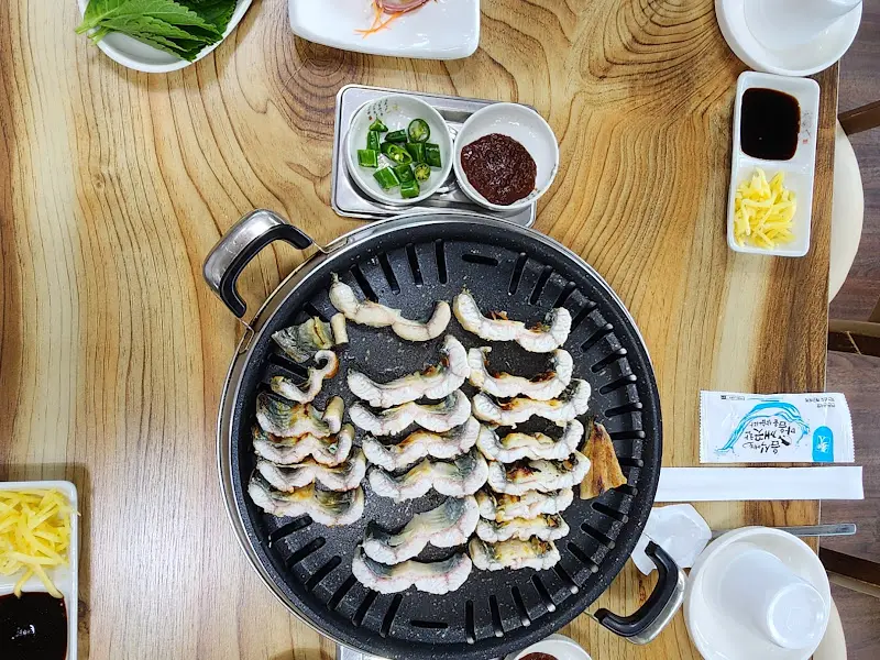 초벌구이된 장어 소금구이