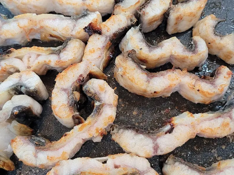 노릇하게 구워진 장어 소금구이