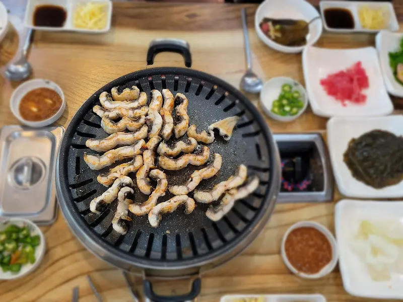 다양한 밑반찬과 함께 구워지는 장어