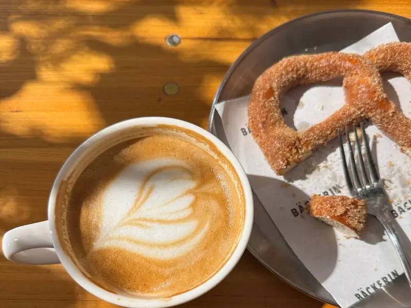 카페라떼와 시나몬 브레첼