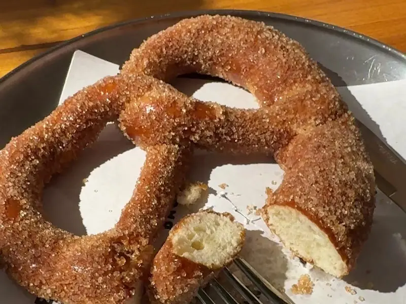 시나몬 브레첼 단면