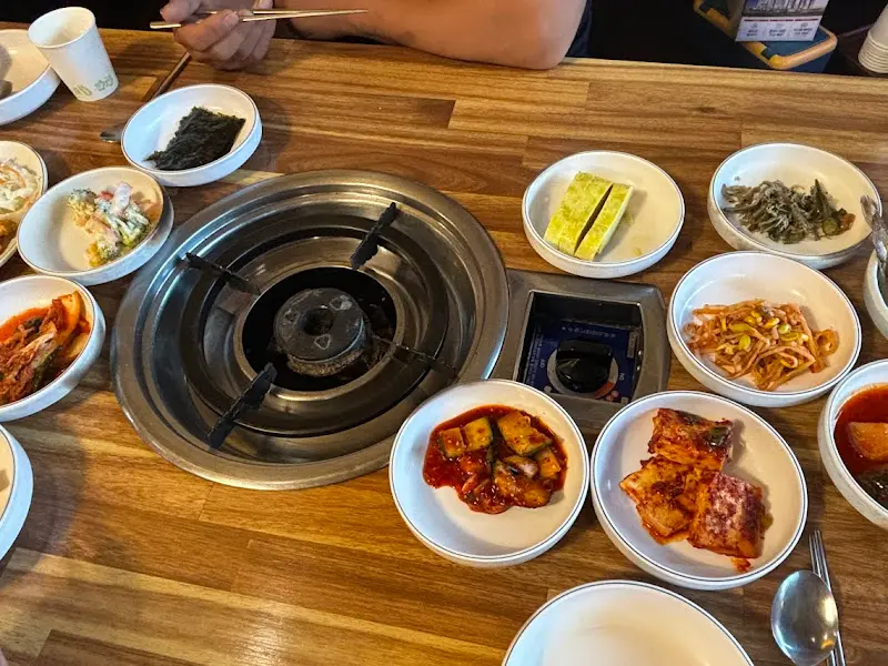 테이블 가득 차려진 밑반찬