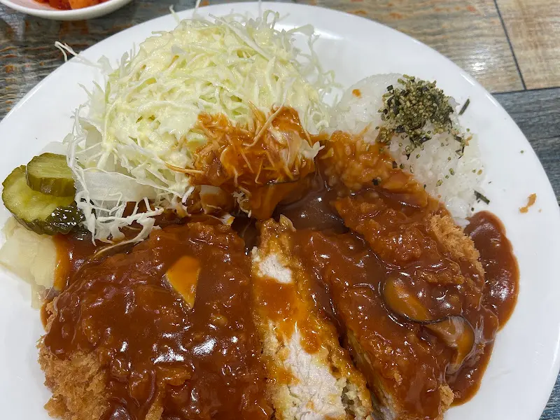 소스가 듬뿍 뿌려진 브라운 돈가스