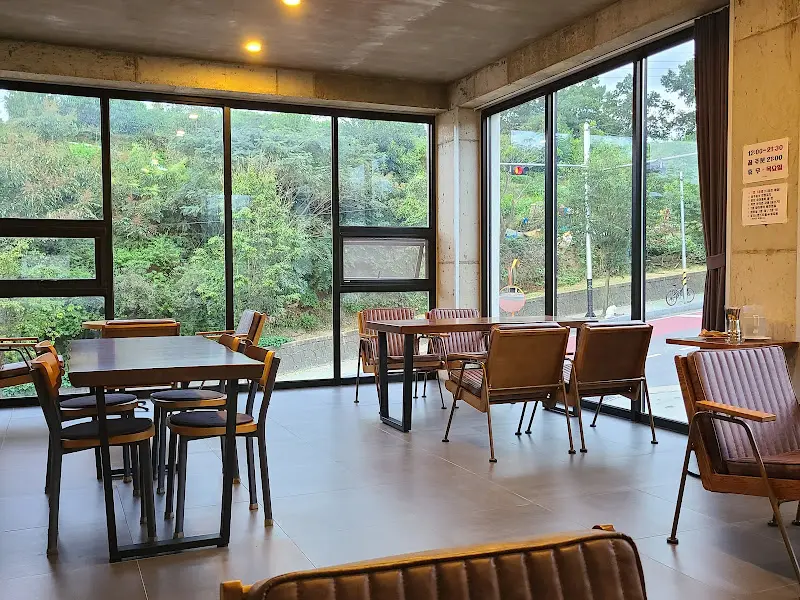 카페 내부 전경