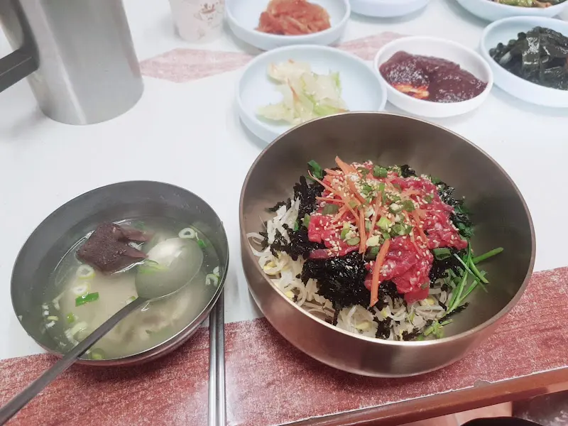 육회비빔밥과 선지국