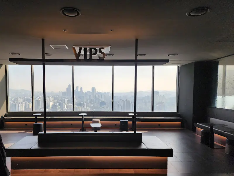 세련된 인테리어와 탁 트인 전망이 인상적인 대기 공간