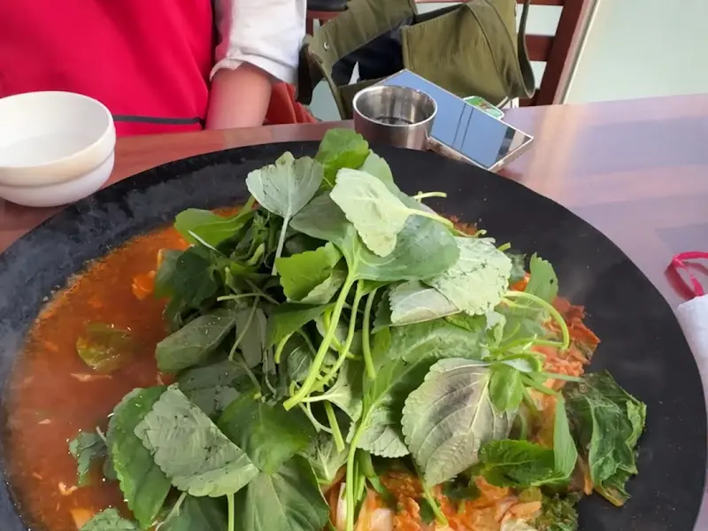 테이블 위에서 보글보글 끓고 있는 물닭갈비