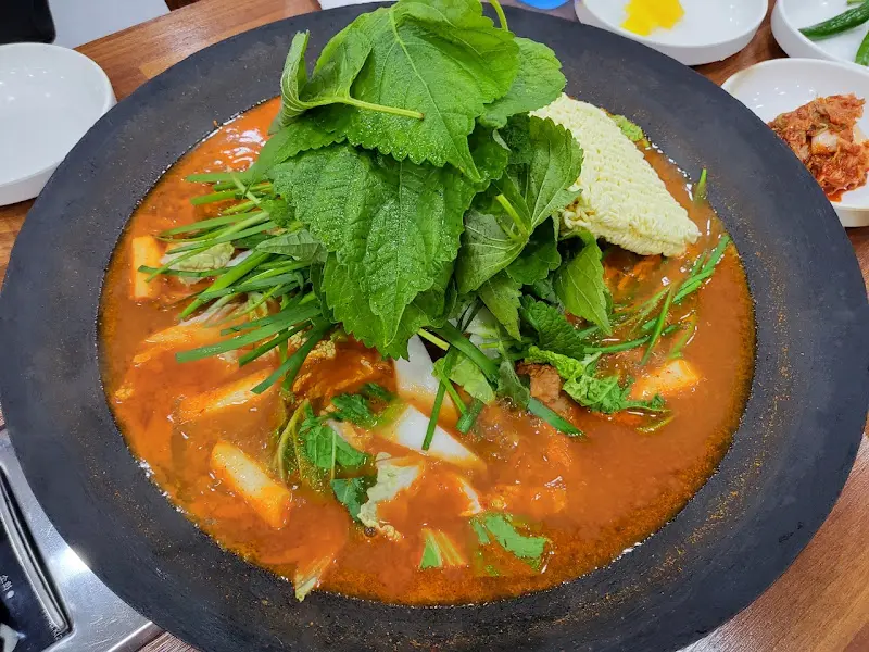 냉이가 듬뿍 들어간 물닭갈비의 클로즈업 샷