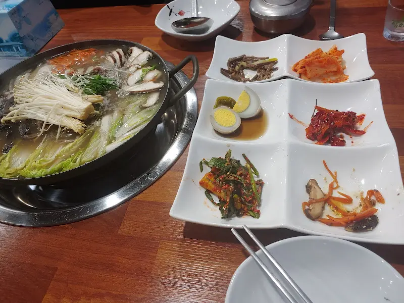 능이버섯전골과 밑반찬 한 상 차림