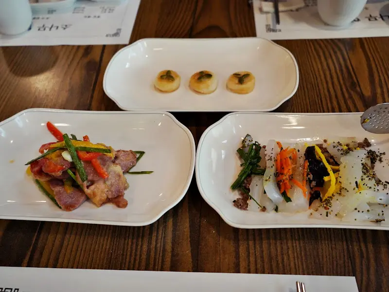 정갈하게 담겨 나온 탕평채, 육전, 샐러드