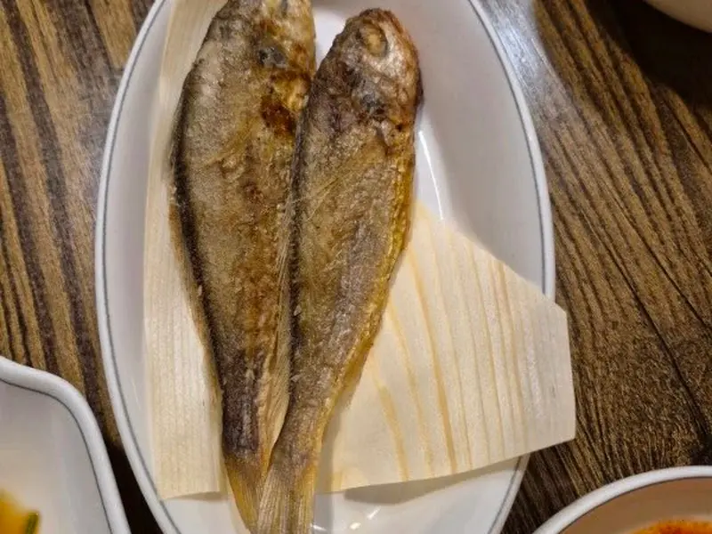 노릇하게 구워진 생선구이