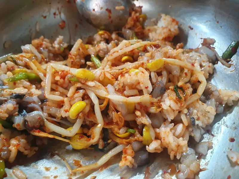 윤기가 흐르는 낙지 비빔밥의 모습