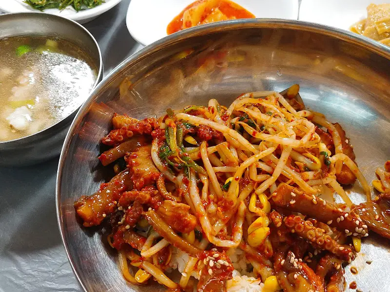 붉은 양념에 버무려진 낙지와 콩나물이 식욕을 자극하는 낙지비빔밥