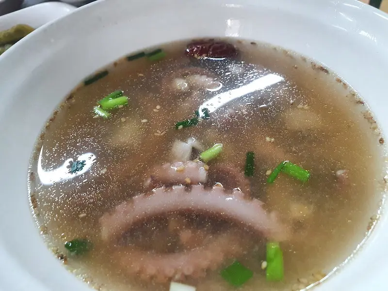 맑고 시원한 국물이 인상적인 연포탕