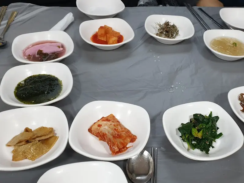 정갈하게 담겨 나온 밑반찬들