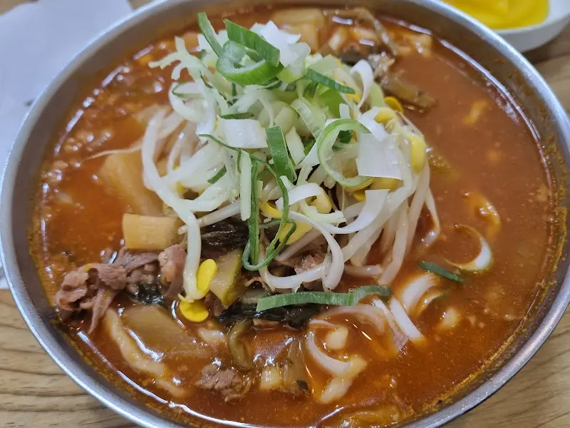 푸짐한 육개장 칼국수