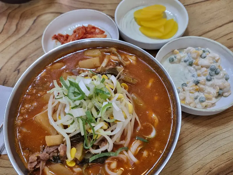 육개장 칼국수와 반찬