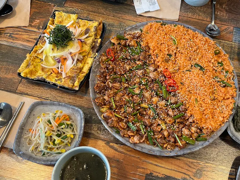 한상 가득 차려진 꼬막육전대판