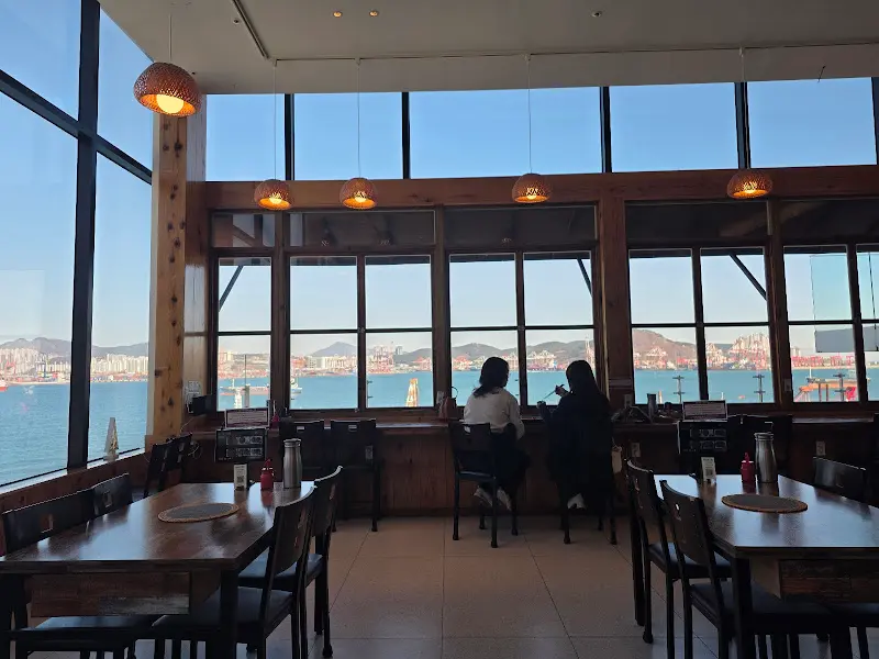 창밖으로 보이는 아름다운 영도 바다