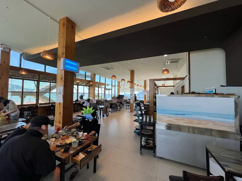 넓은 실내와 테이블 배치