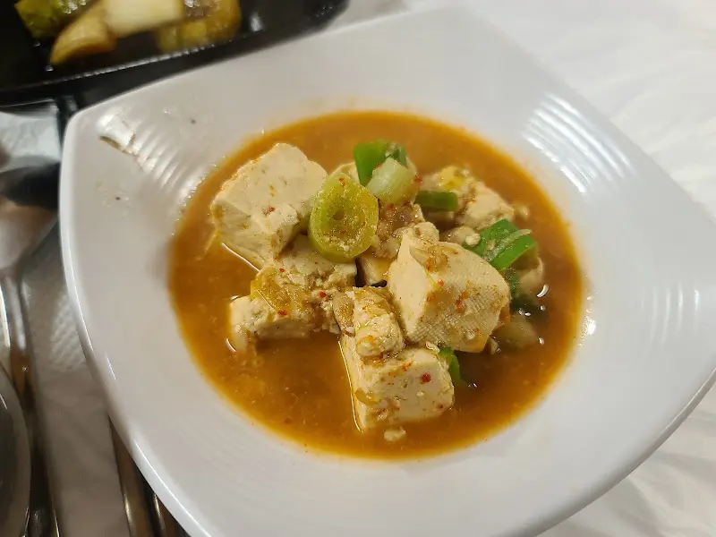 큼지막한 두부가 돋보이는 산식당의 청국장