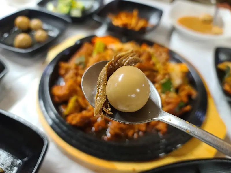 제육볶음 위에 얹어진 메추리알과 버섯