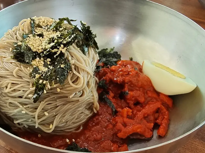 비빔 막국수의 자태