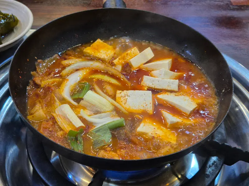 보글보글 끓는 김치찌개