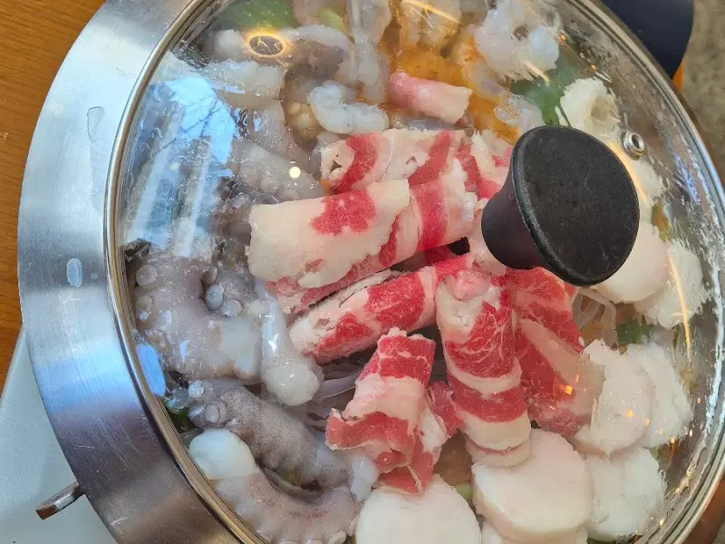 낙곱새 냄비에 담긴 신선한 재료들