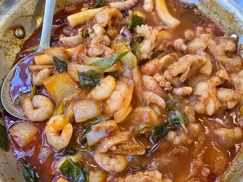 푸짐하게 끓여진 낙곱새