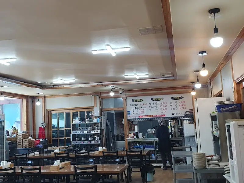 정갈하게 차려진 식당 내부