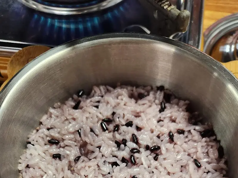 윤기가 자르르 흐르는 돌솥밥