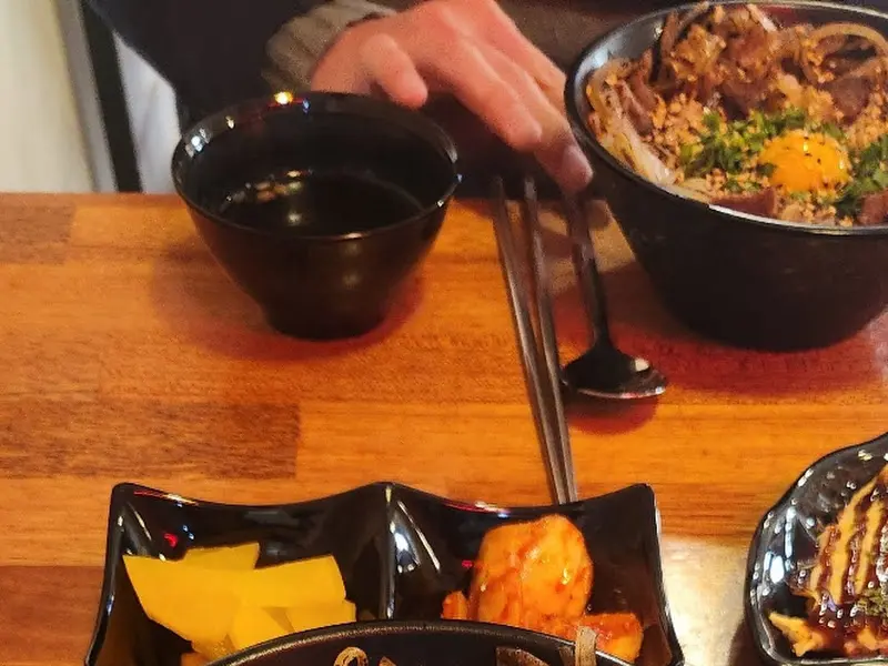 반찬으로 나온 김치와 단무지