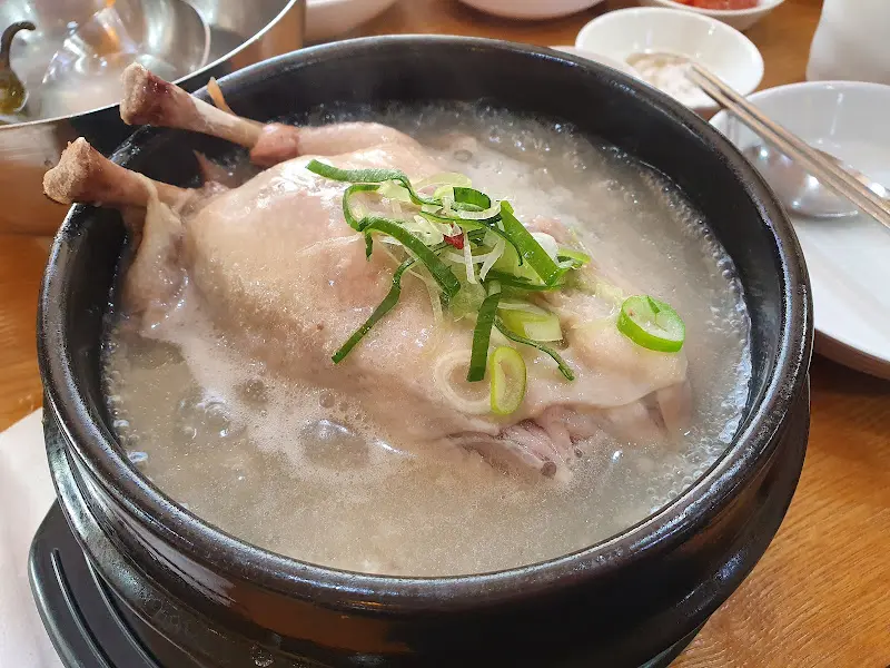 뚝배기 안의 삼계탕