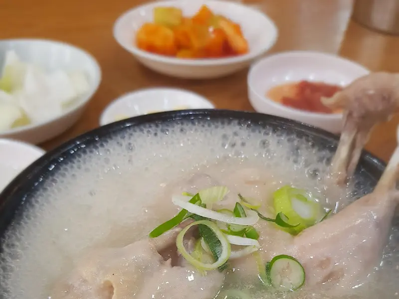 삼계탕과 함께 놓인 깍두기