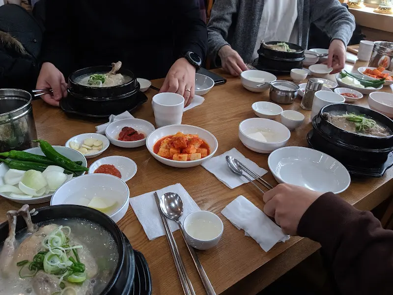 테이블 가득 차려진 삼계탕 한 상