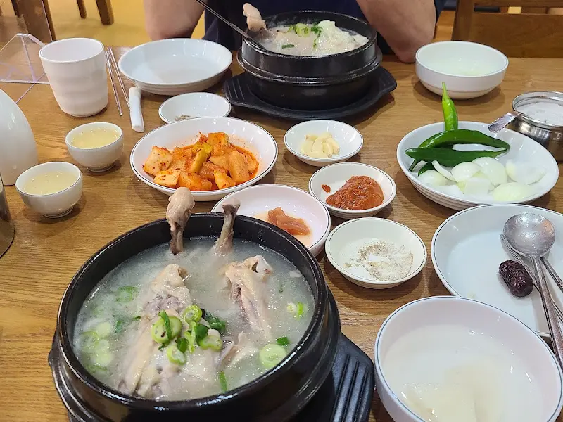 여러 명이 함께 삼계탕을 즐기는 모습