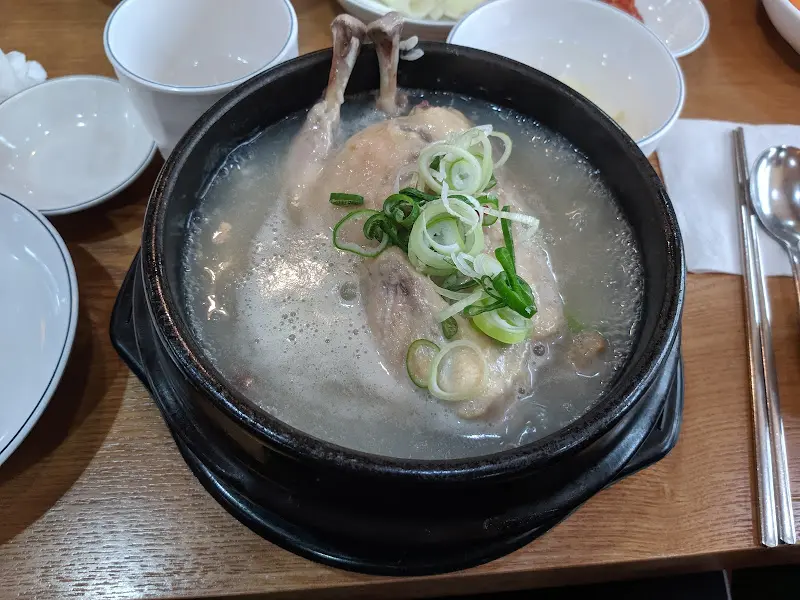 삼계탕을 먹기 좋게 발라놓은 모습