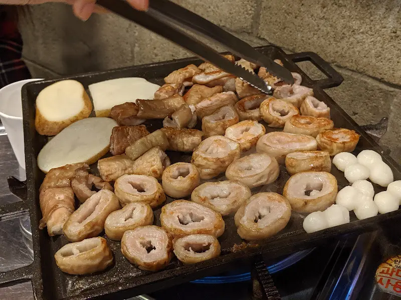 불판 위에서 구워지고 있는 막창의 모습