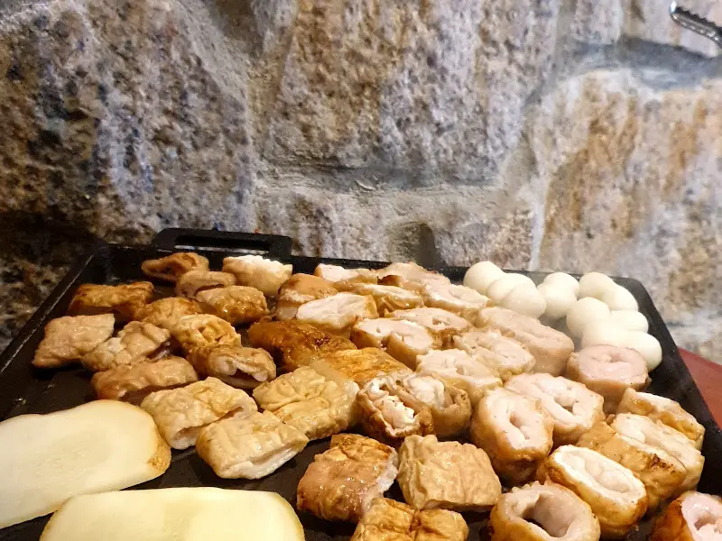 막창, 감자, 떡이 함께 구워지는 모습