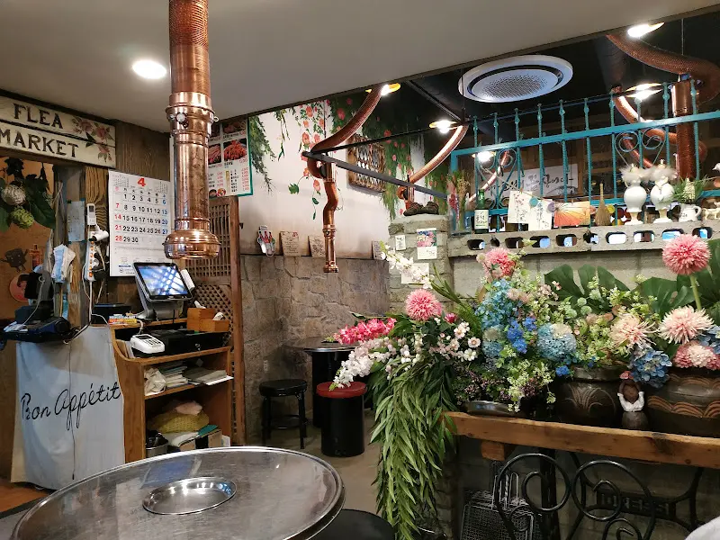 꽃으로 장식된 가게 내부