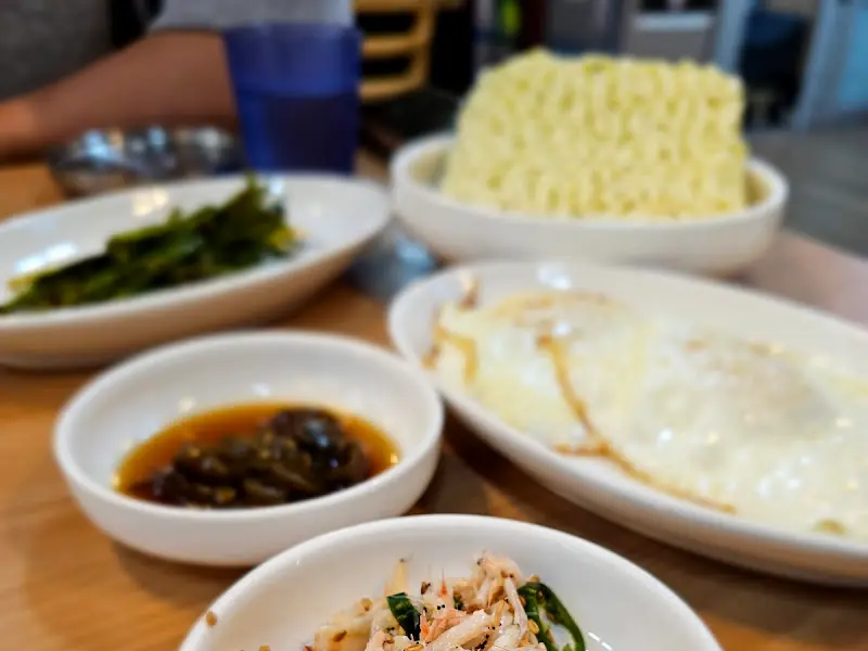 테이블 위에 놓인 김과 멸치볶음