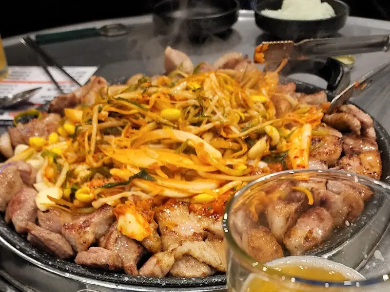 고기와 김치를 잘게 잘라 볶은 후 밥을 투하!