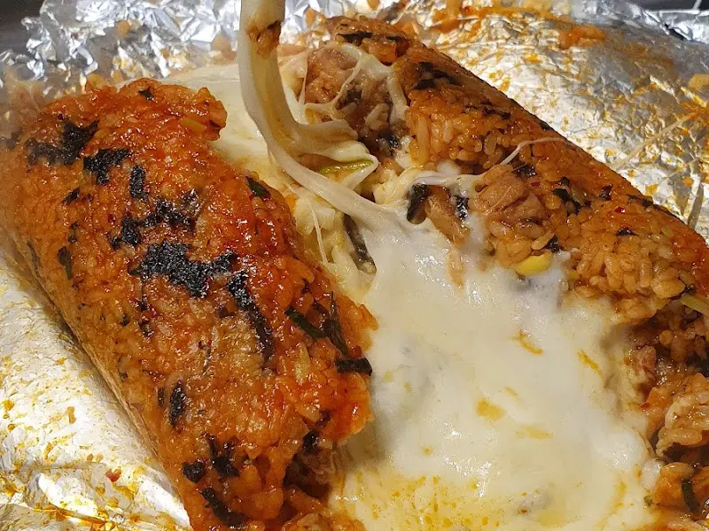 볶음밥 위에 치즈 폭탄!